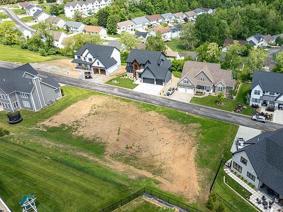 2nd image of 135 Southwind Cir