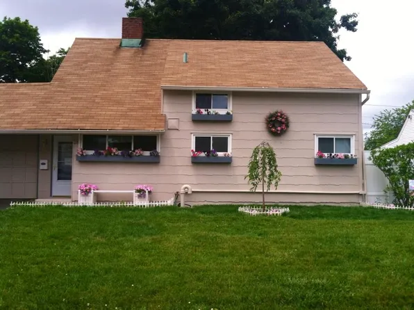 28 Choir Ln, Westbury, NY 11590