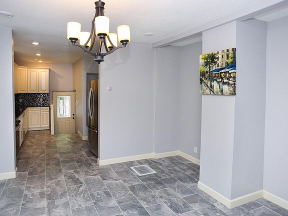 3rd image of 147 Demont Ave E