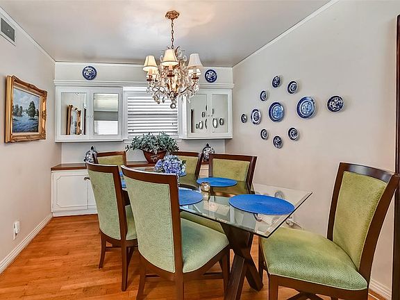 5th image of 455 Parkhurst Dr