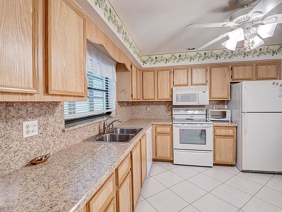 3rd image of 9765 Tabebuia Tree Dr APT A