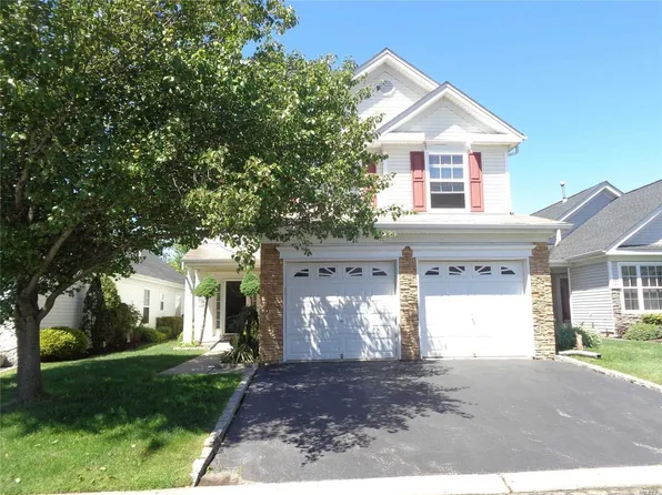 15 Madison Cir, Middle Island, NY 11953