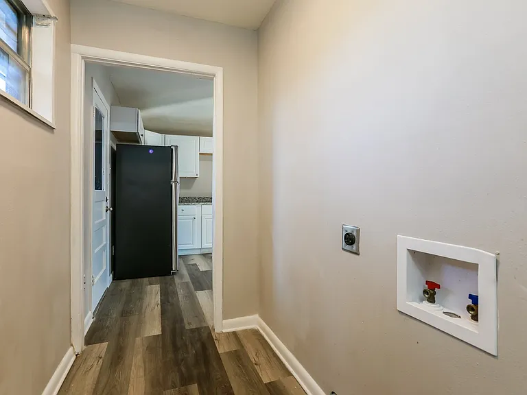 1393695_021_laundry_room_13534218.jpg