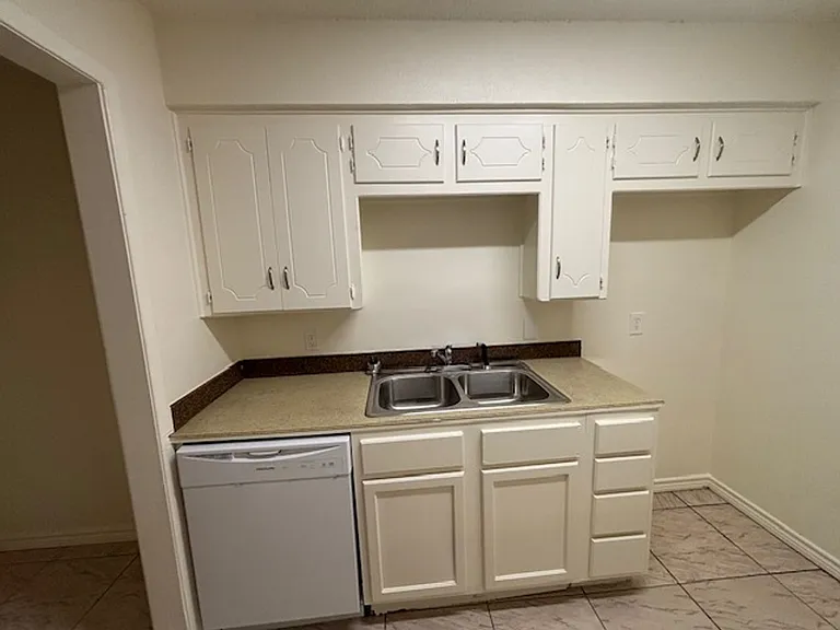 762 E Pecan St — Photo 3