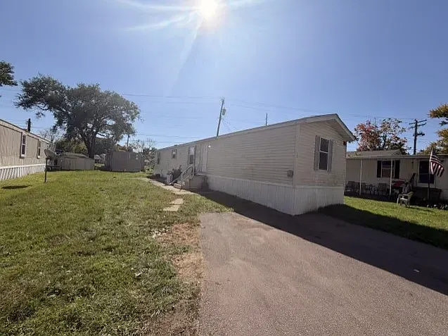 3 bed, 1216 sqft, $928 — Photo 2