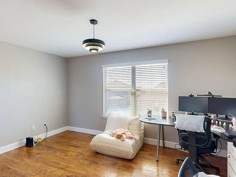2105 Huxley Ln — Photo 10
