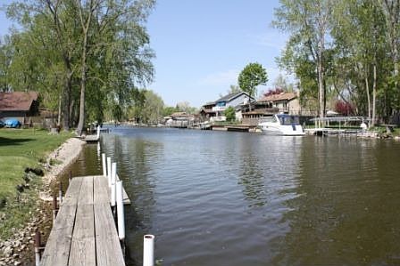 Wide channel only a minute to Pistakee