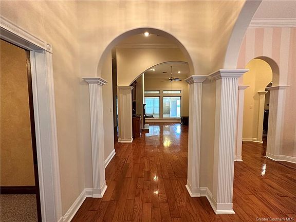 3rd image of 4045 Woodcrest Ln