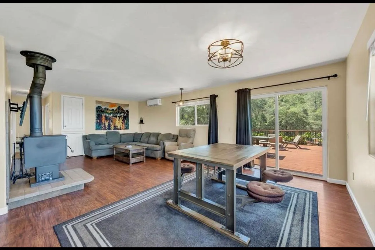 4 bed, 2160 sqft, $3,100 — Photo 2