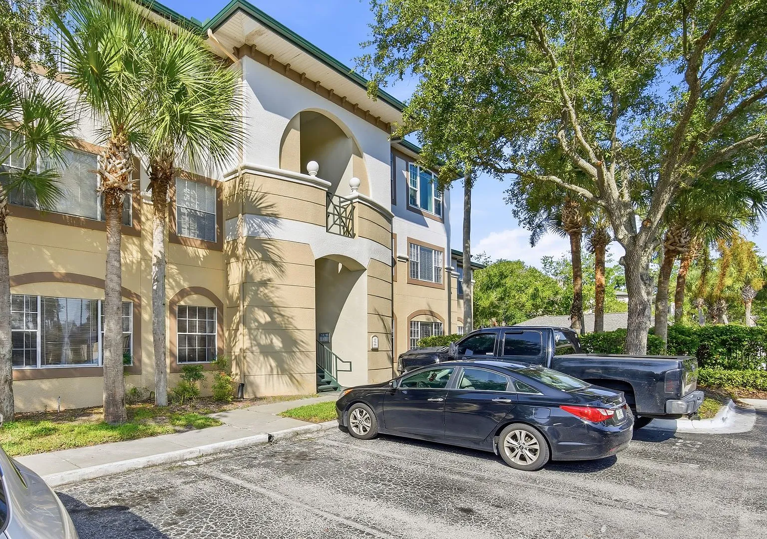 Spacious 1-Bedroom Condo with Screened Balcony & Community Pool — Photo 2