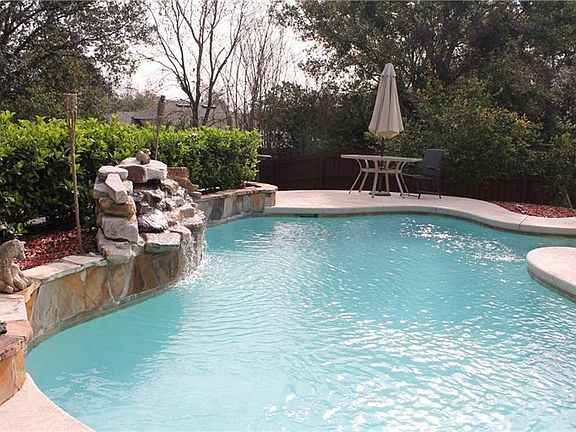 2nd image of 10511 Versailles Blvd