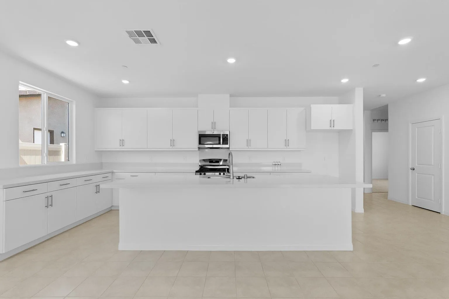 3 bed, 2018 sqft, $3,500 — Photo 4
