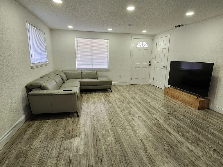 1375 Powers Ave — Photo 10