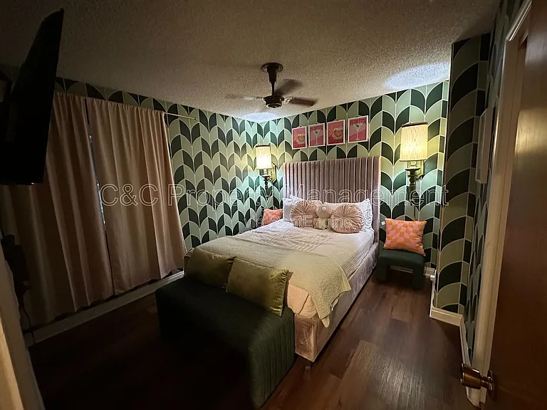 425 Edgerton Dr — Photo 11