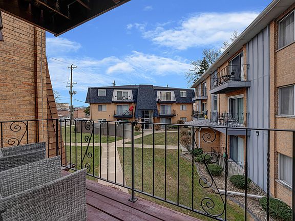 3rd image of 4823 W 109th St APT 201