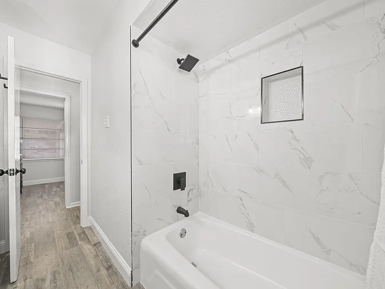 Bathroom 1 - Tub/Shower