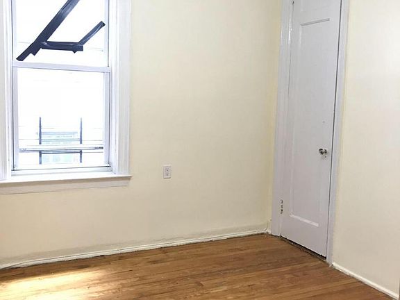 5th image of 3204 Bainbridge Ave