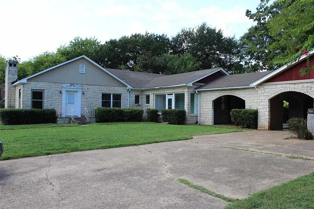 4 bed, 2.5 bath, 3408 sqft, $1,500 — Photo 1