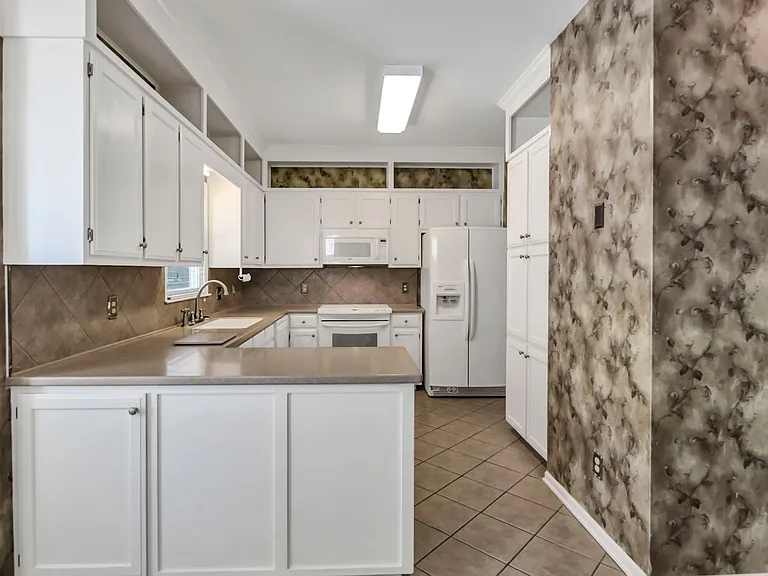 1100 Woodtree Ct — Photo 15