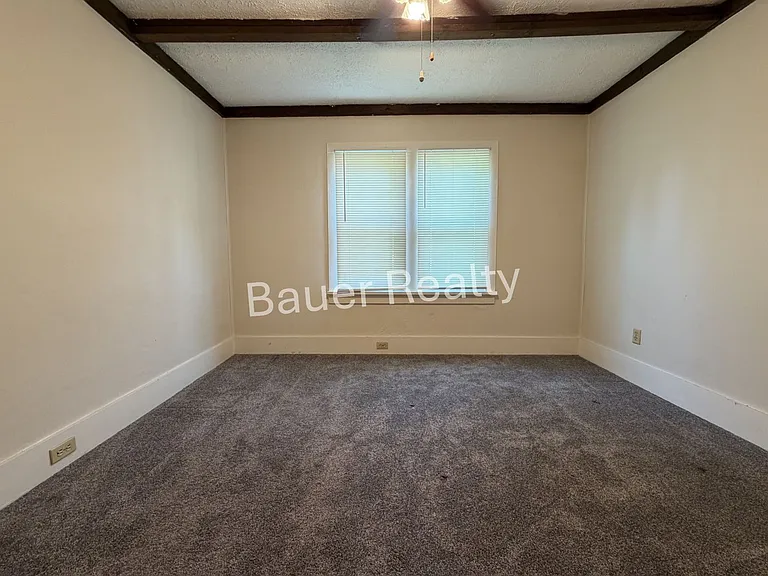 728 W 10th St — Photo 15