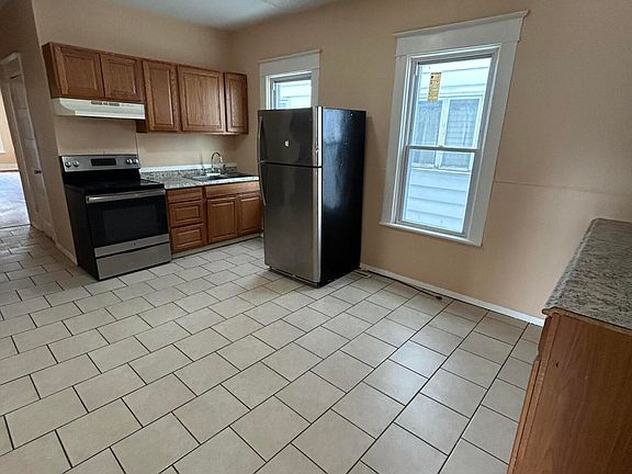 3rd image of 1075 Pleasant Street