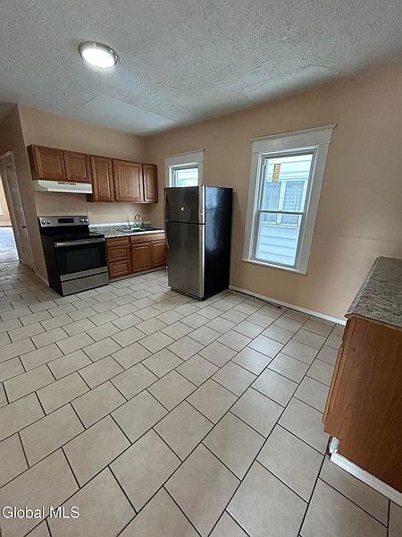 3rd image of 1075 Pleasant Street
