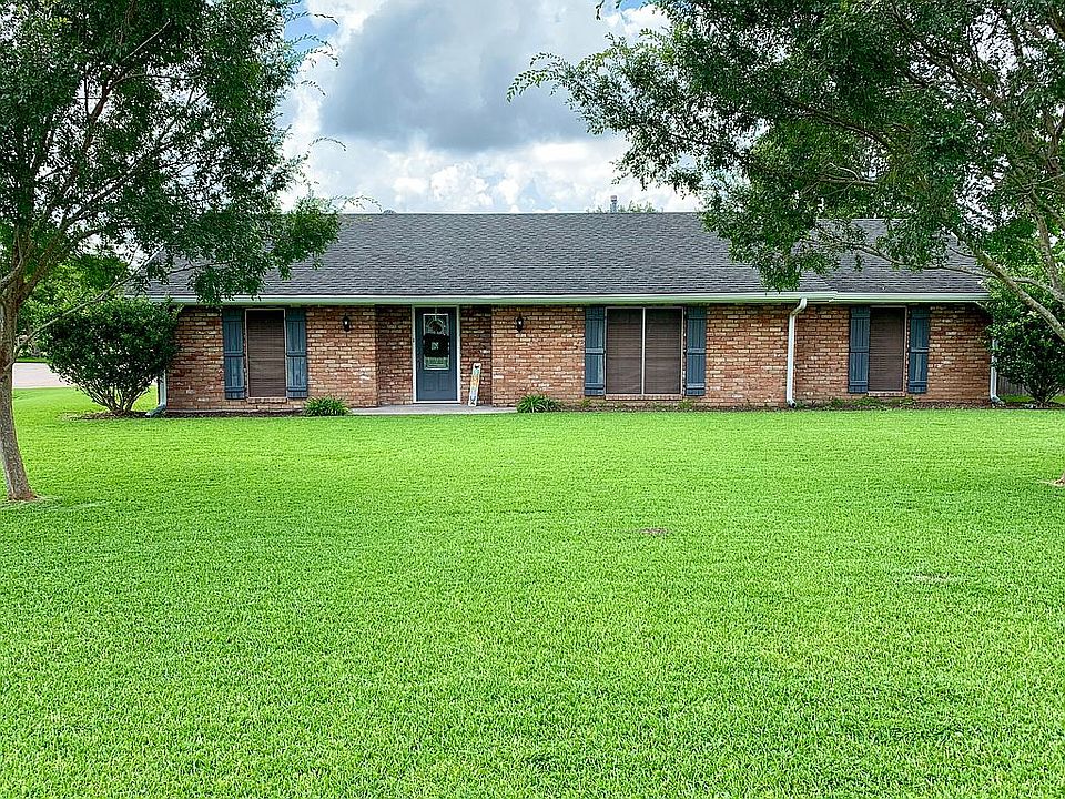1st image of 210 Wisteria St