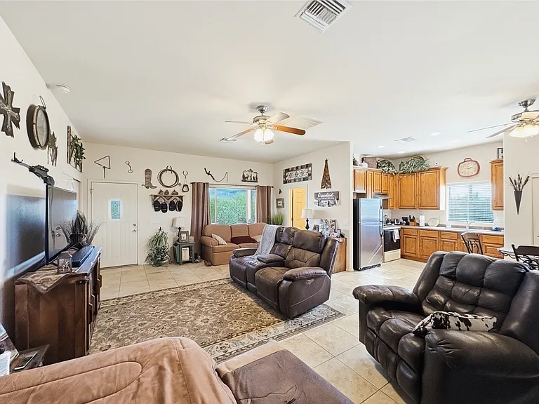 1033 E Irvine Rd — Photo 6