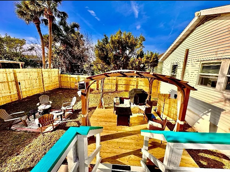 136 S Oleander Ave — Photo 30