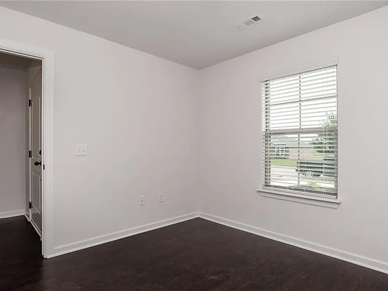 105 Lion Dr N — Photo 3