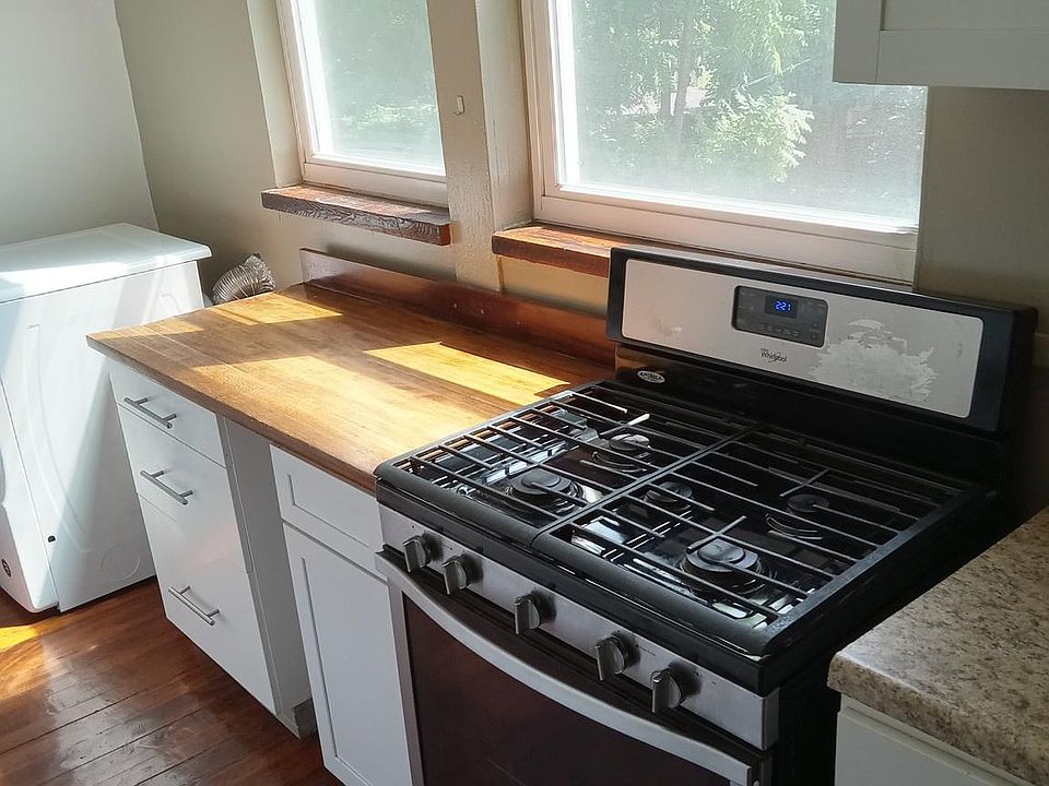 Apt 3 - kitchen - gas stove