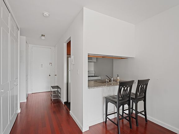 4th image of 393 W 49th St APT 5P