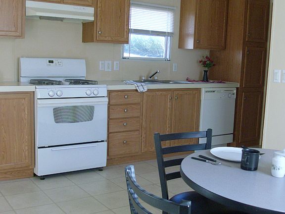 Large Eat-in Kitchen
