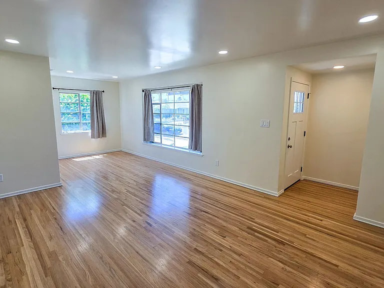 15422 Woodcrest Dr — Photo 3