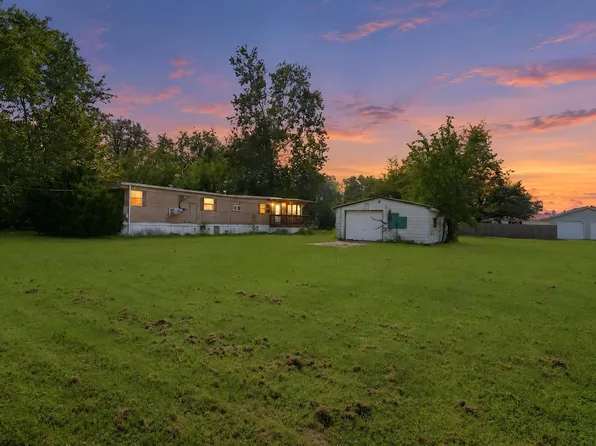617 W 9th St, Edwardsport, IN 47512