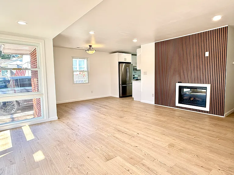 541 E Woodlawn Rd — Photo 3