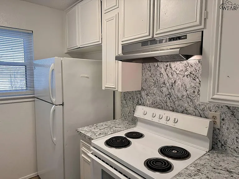 1611 Bell St — Photo 8