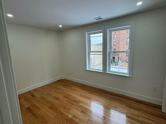 4th image of 1950 Tomlinson Ave #2