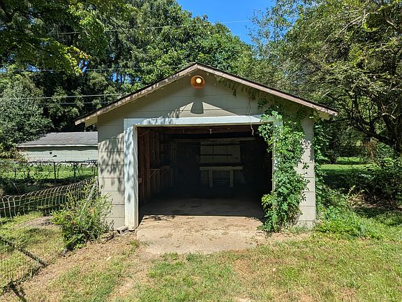 2nd image of 220 E 3rd St