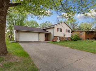 16 Crestview Bay, Faribault, MN 55021