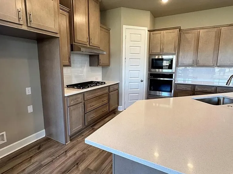 2525 Four Roses Dr — Photo 5