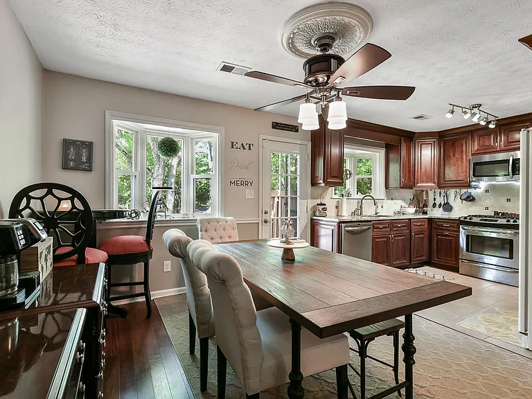 2598 Redfield Dr — Photo 6