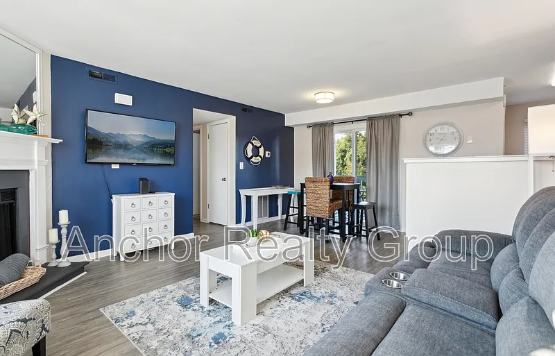 2 bed, 1.0 bath, $2,400 — Photo 2