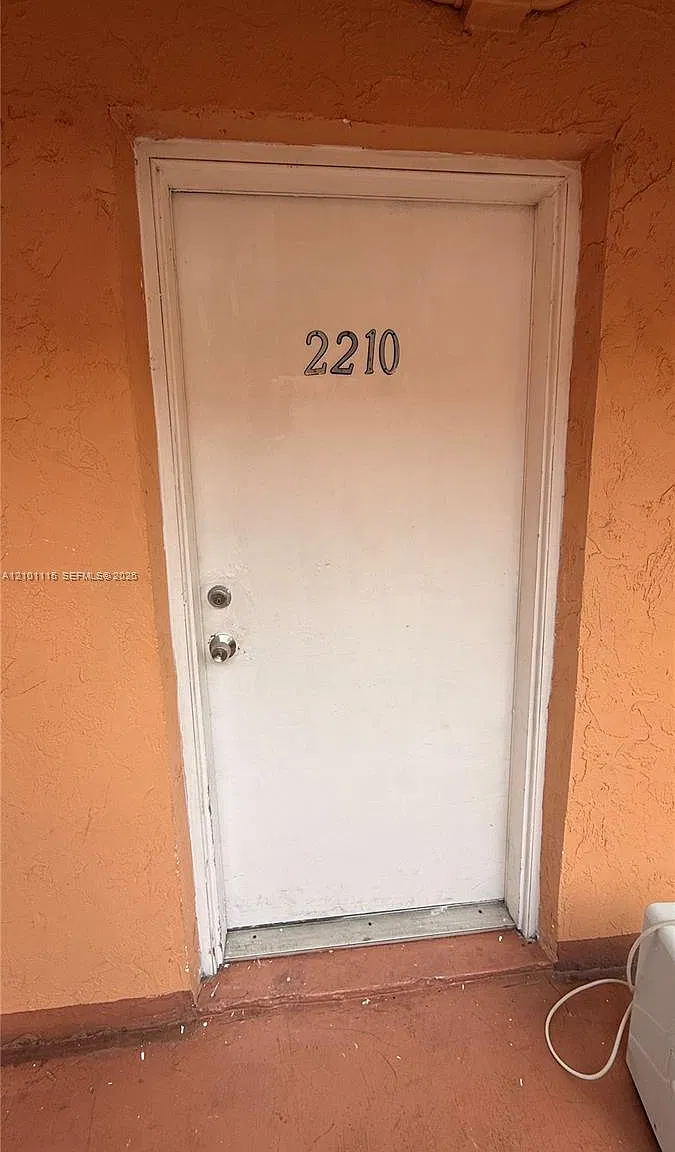 Palm-West Gardens Condo — Photo 3