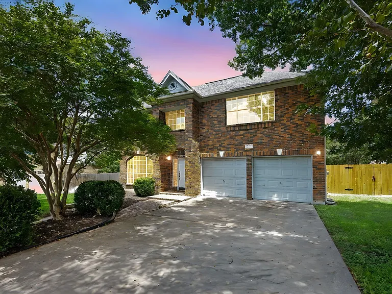 2926 Winchester Dr — Photo 2