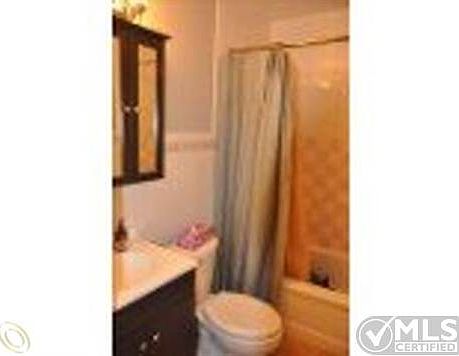 2175 Orchard - Bathroom1.jpg