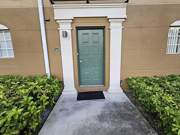 5th image of 2801 NE 185th St APT 704
