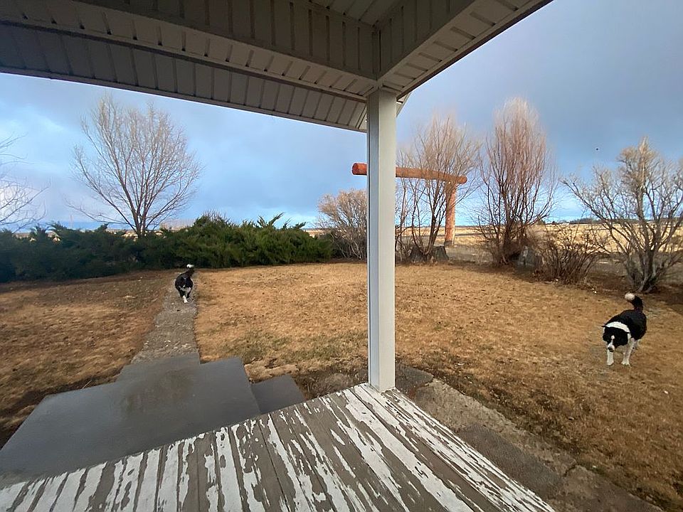 Fenced front yard. Big entry
