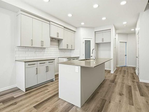 3rd image of 149 E Lincoln Cres