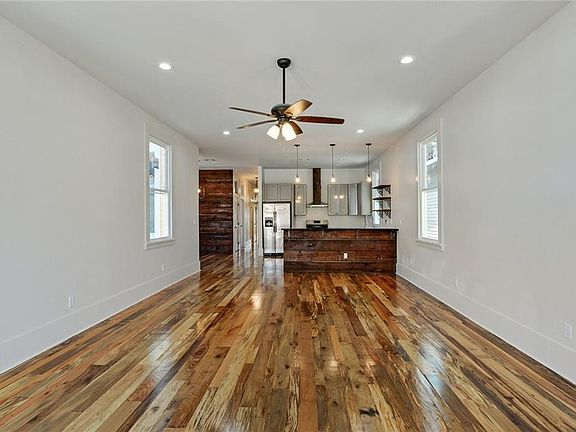 5th image of 819 Homer St